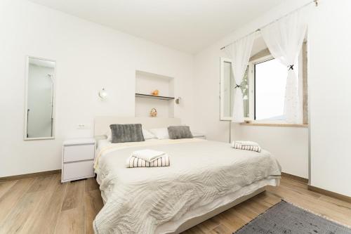 Modern apartment steps from the sea,8001