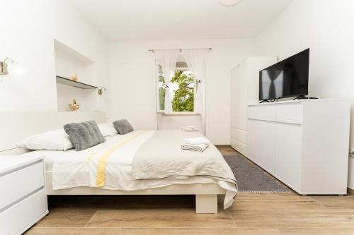Modern apartment steps from the sea,8001
