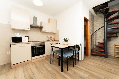 Modern apartment steps from the sea,8001