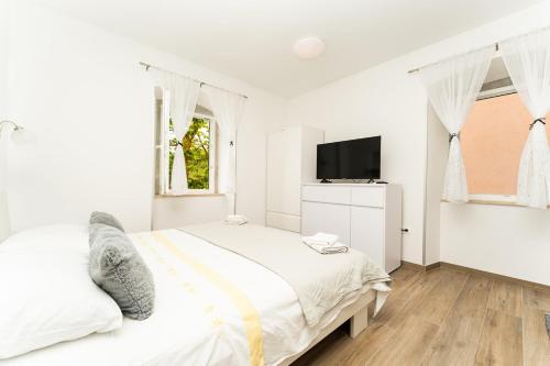 Modern apartment steps from the sea,8001