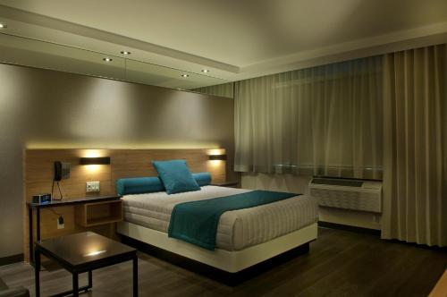 Postel nebo postele na pokoji v ubytování Ramada by Wyndham Laval