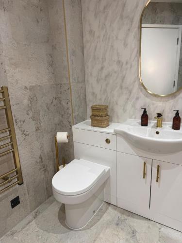 The Malthouse - Luxury City Apartment photo 34