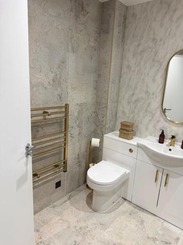 The Malthouse - Luxury City Apartment photo 35