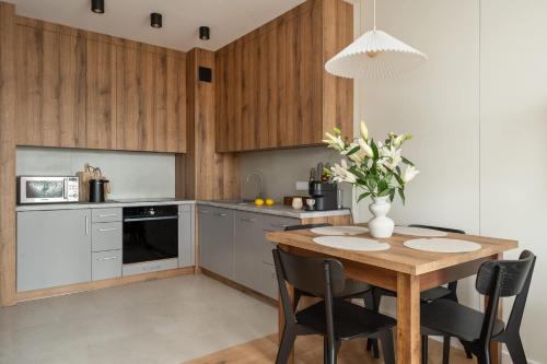 Nhà bếp/bếp nhỏ tại Stylish Studio in Ożarów Mazowiecki with Balcony by Noclegi Renters