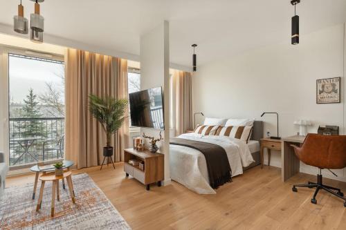 Giường trong phòng chung tại Stylish Studio in Ożarów Mazowiecki with Balcony by Noclegi Renters