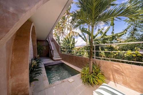an external view of a house with a swimming pool at Didi Apartment Seseh in Munggu