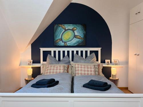 a bedroom with a bed with two pillows on it at Stilvolle, ruhige Wald-FeWo - Kaminofen, Dachterrasse, hundefreundlich in Remscheid