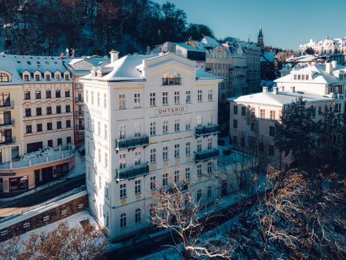 una vista aerea di un grande edificio bianco di Hotel Ontario a Karlovy Vary