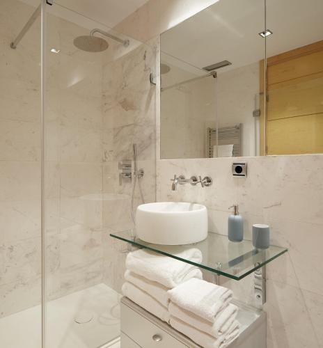 a bathroom with a sink and a mirror at ATeRIAN GAZTETAPE II in Getaria