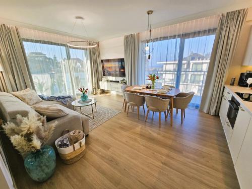 Rezydencja Niechorze D303 Sea Heaven z Widokiem na Morze, przy Plaży, Basen, Sauna i Jacuzzi w budynku, Prywatna rowerownia - 5D Apartments