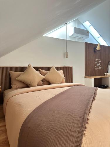 a bedroom with a large bed with a skylight at Le mar villa in Ko Samed