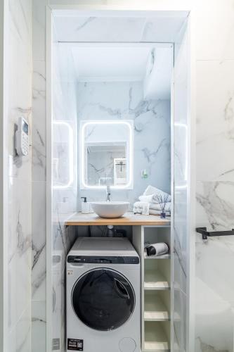 a bathroom with a washing machine and a sink at Disney 12 min - Gare 5min à pied - Self check-in in Esbly