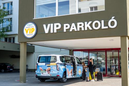a group of people standing outside of a vip parkingolla at Airport Hotel Budapest in Vecsés