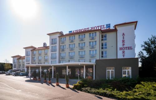 a hotel on the side of a street at Airport Hotel Budapest in Vecsés