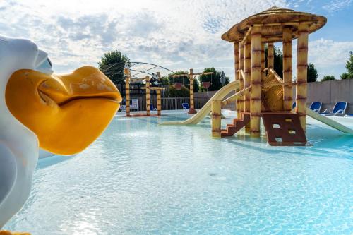 Bazén v ubytování Camping APV Moncalm nebo v jeho okolí
