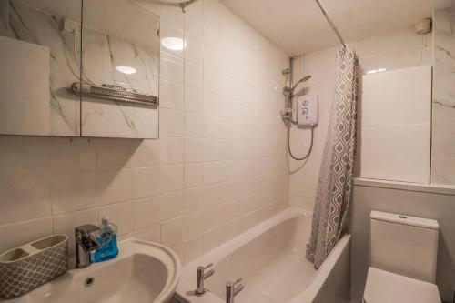 a bathroom with a tub and a toilet and a sink at Zadena in Bath