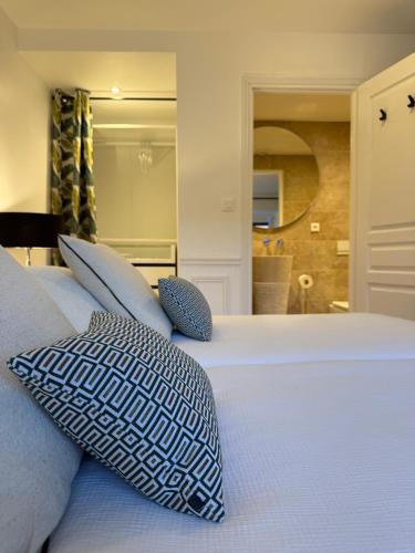a bedroom with a bed with two pillows on it at La Maison Dehlinger, chambres hôtelières et gîte in Gros-Réderching
