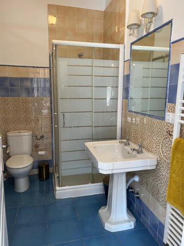 a bathroom with a sink and a toilet at Casa Balcones in Sahagún