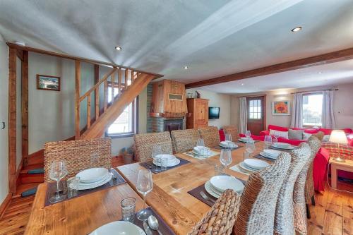 Chalet Heidi في شامونيه مون بلان: غرفة طعام بها طاولة وكراسي خشبية