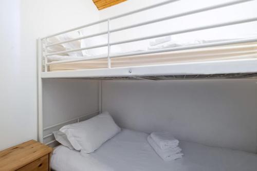 Postel nebo postele na pokoji v ubytování Skyhook: Batiment B