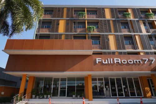 an exterior view of the full moon hotel at Fullroom 77 Srinakarin in Samutprakarn