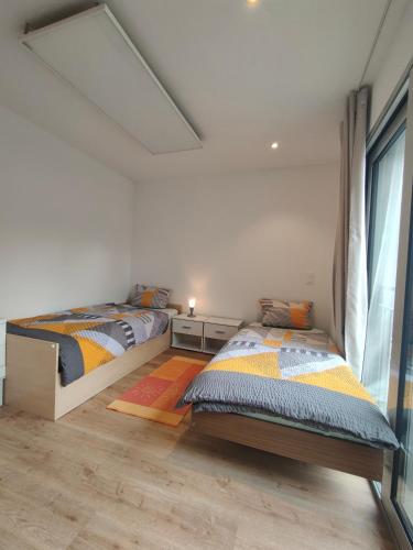 a bedroom with two beds and a window at Garni Rosa Delle Alpi in Gordola