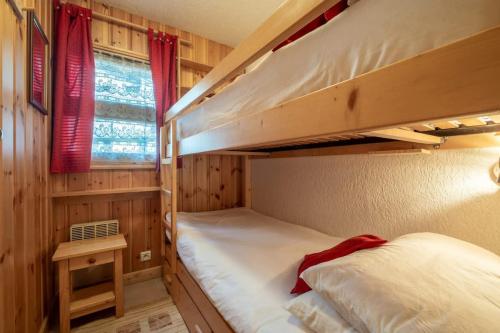 dwa łóżka piętrowe w pokoju z oknem w obiekcie Apartment Husky w mieście Saint-Gervais-les-Bains