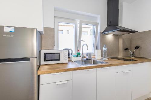 a kitchen with a sink and a microwave at Charming Street Studio in Tegueste in Santa Cruz de Tenerife