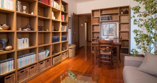 JOIVY Warm Family Flat for 4 with Terrace in Milan