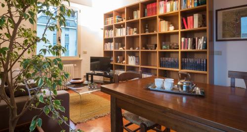 JOIVY Warm Family Flat for 4 with Terrace in Milan