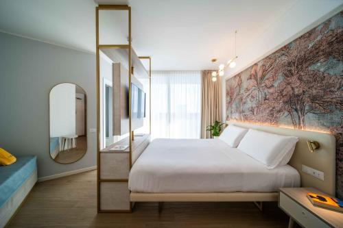a bedroom with a large bed and a mirror at Hotel Las Vegas in Bibione