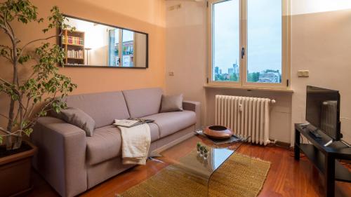 JOIVY Warm Family Flat for 4 with Terrace in Milan