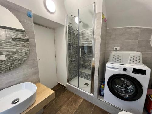 a bathroom with a washing machine and a sink at Garibaldi 105 in Castrovillari