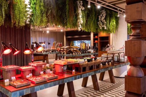 una linea di buffet con molti tipi diversi di cibo di Hyatt Centric Malta a San Giuliano