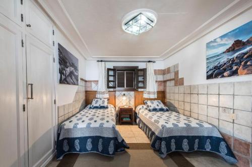 1 Schlafzimmer mit 2 Betten und einem Fenster in der Unterkunft Villa Caracoles in Costa Teguise