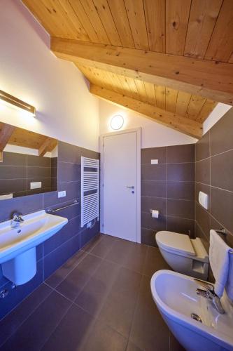 a bathroom with two sinks and two toilets at Paradiso del lago in Bellano
