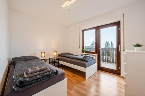 a bedroom with a bed and a large window at KS01 Monteurwohnung mit Ausblick! in Alsbach-Hähnlein