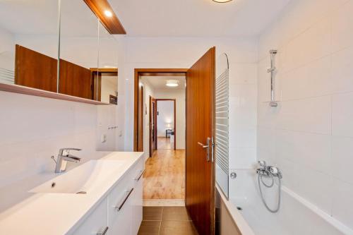 a bathroom with a sink and a shower at KS01 Monteurwohnung mit Ausblick! in Alsbach-Hähnlein
