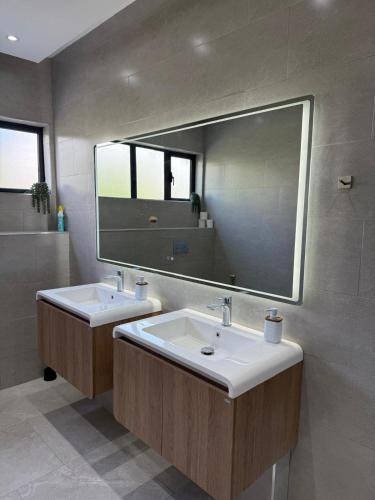 a bathroom with two sinks and a large mirror at Villa Mauritius in Albion