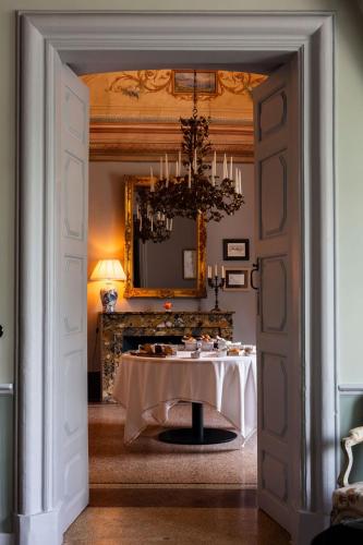 a dining room with a table and a chandelier at Château de Collias - Maison de Vacances in Collias