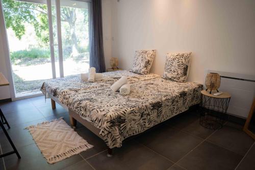 Maison Provençale في Ceyreste: غرفة نوم بها سرير عليه شموع