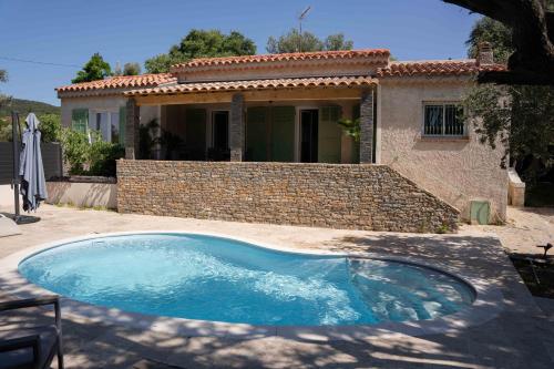 Maison Provençale في Ceyreste: مسبح أمام منزل