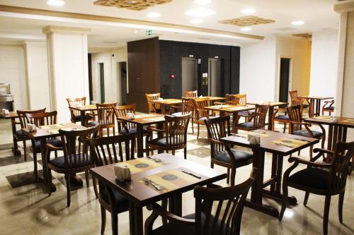 a dining room with wooden tables and chairs at Safa Royal Museum Hotel in Konya