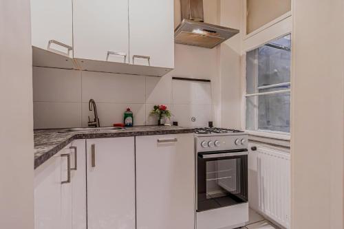 Stylish 2 Bedroom Apartment For Long Stays, Super Central