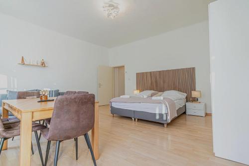 Stylish 2 Bedroom Apartment For Long Stays, Super Central