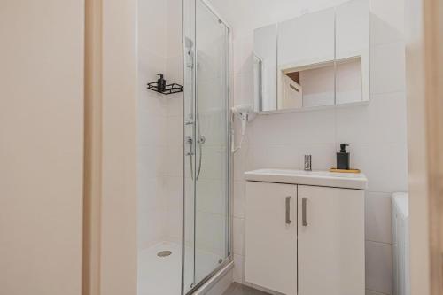 Stylish 2 Bedroom Apartment For Long Stays, Super Central