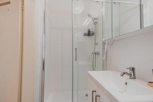 Stylish 2 Bedroom Apartment For Long Stays, Super Central