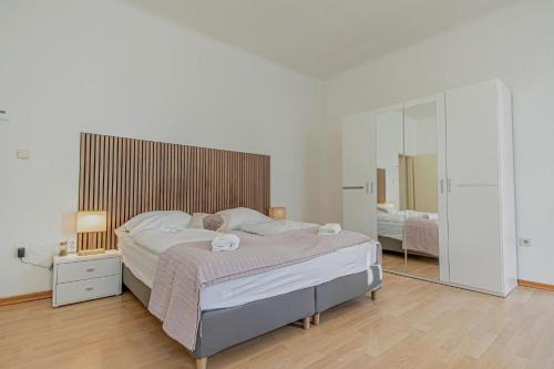 Stylish 2 Bedroom Apartment For Long Stays, Super Central