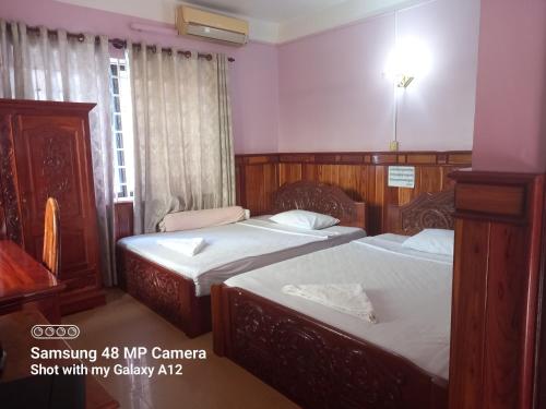 Riverside Hotel tesisinde bir odada yatak veya yataklar