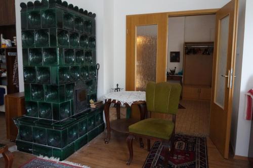 Különálló ház, ősfás, meditációra alkalmas kertben, saját kocsibeállóval